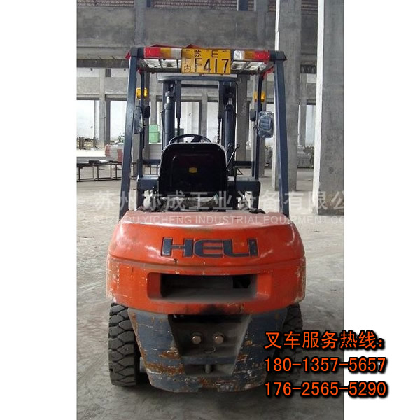叉車(chē)維修現(xiàn)場(chǎng)